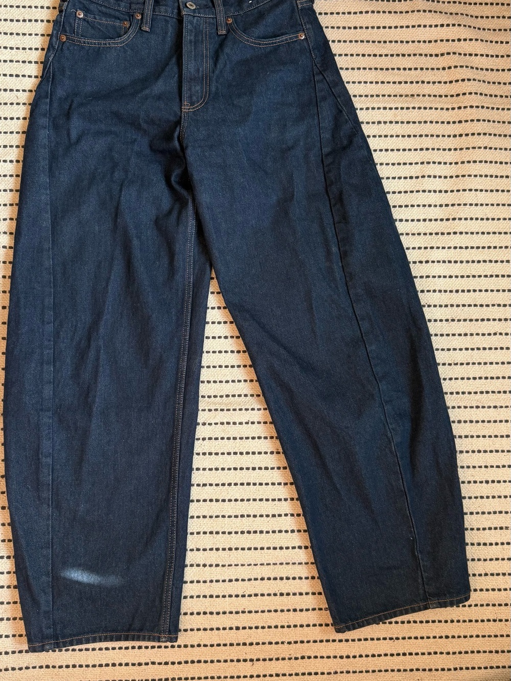 ABERCROMBIE and Finch Dark Blue mid rise barrel-Leg Jeans 26 long